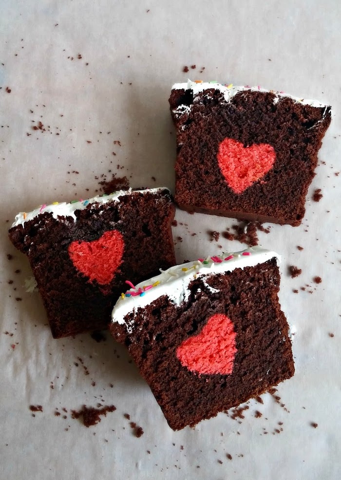 Schokoladenkuchen mit kleinen roten Herzen, leckeres Geschenk zum Vatertag 