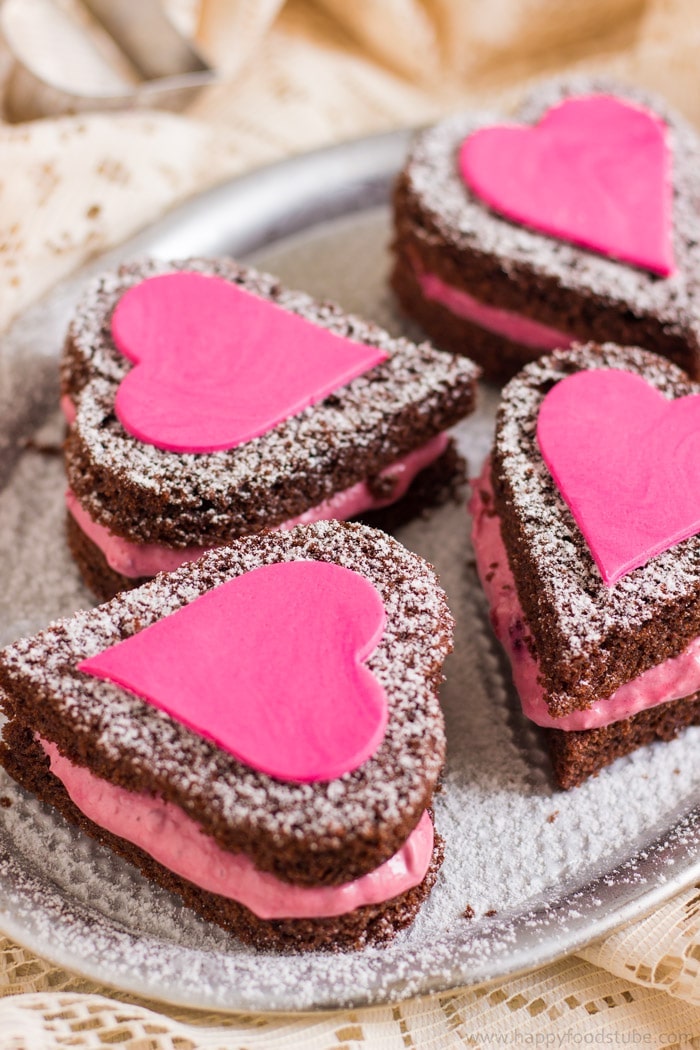 Herzförmige Schokoladenkekse mit Erdbeercreme und Puderzucker, süße Überraschung zum Vatertag 
