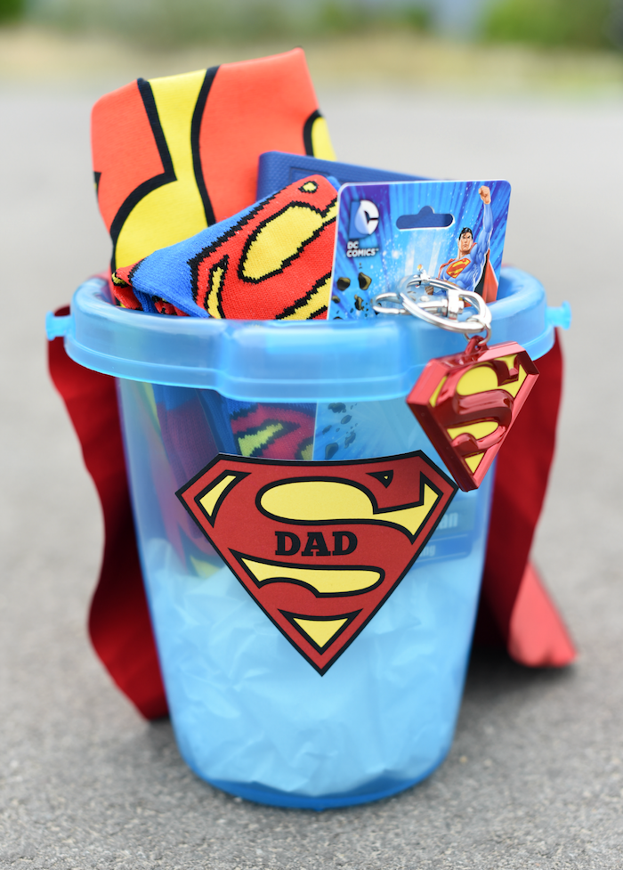 Superman Geschenkset zum Vatertag schenken, Eimer voll mit Superman Accessoires 