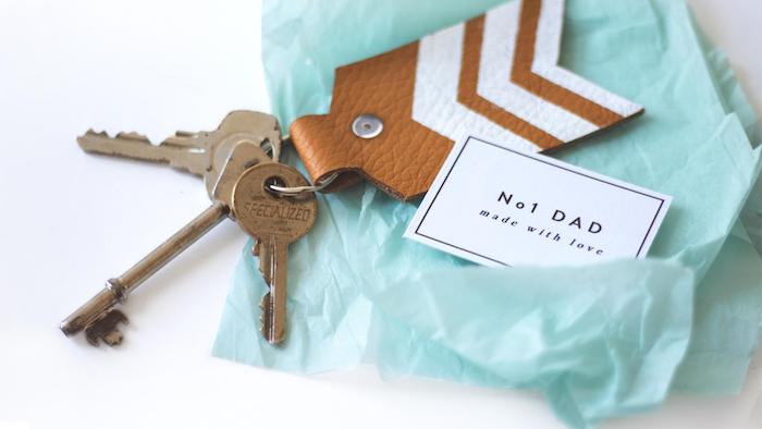Schlüsselanhänger aus Leder selber machen, DIY Geschenkidee zum Vatertag 