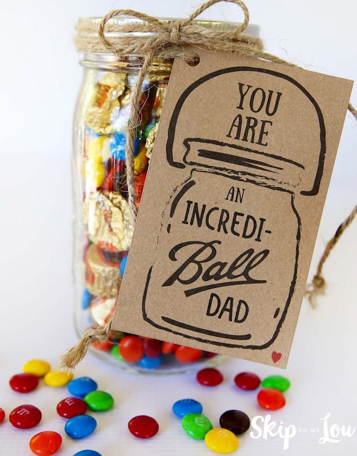 Einmachglas voll mit Süßigkeiten zum Vatertag schenken, mit selbstgemachtem Anhänger 