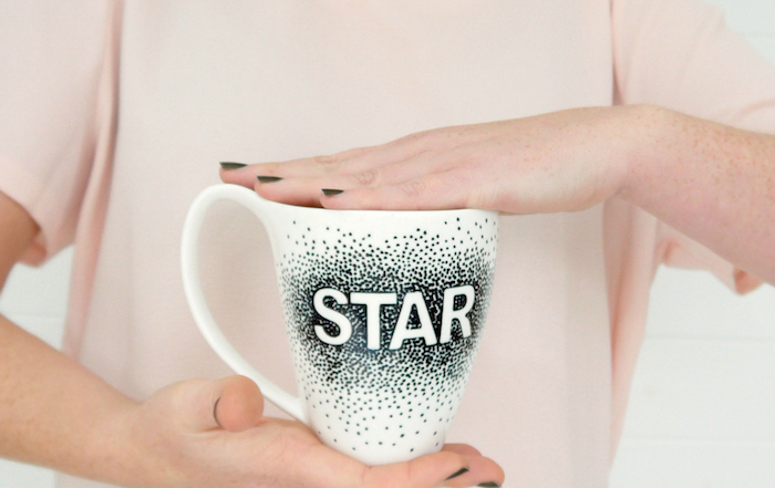 Tassen kreativ verzieren, mit schwarzem Filzstift Punkte setzen, Aufschrift Star 