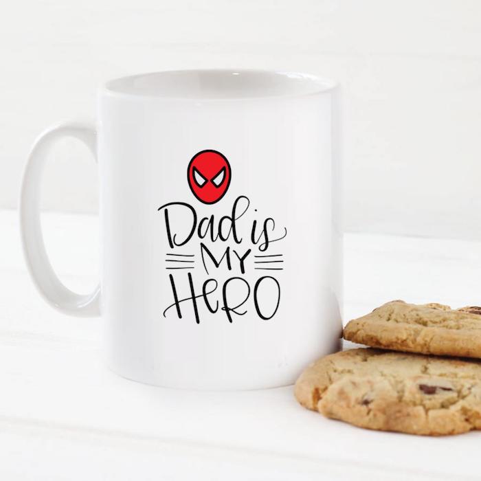 Kreative Geschenkidee zum Vatertag, weiße Tasse mit Aufschrift Dad is my Hero 