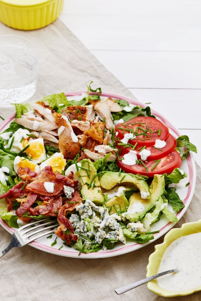 gesund essen ohne kohlenhydrate, salat mit bakon, hühnerbrust, avocado und tomaten