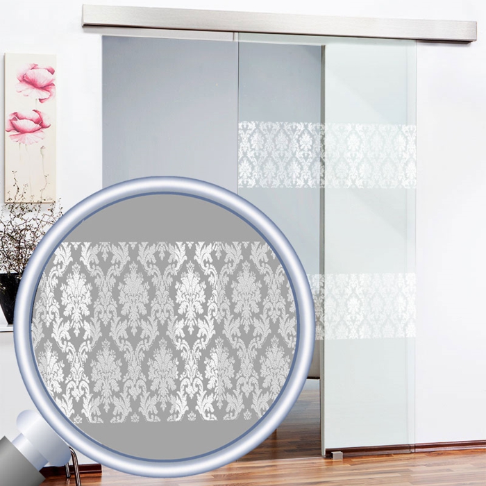 moderne Glasschiebetüren mit Motiven von abstrakten Blumen in weißer Farbe, im Überblick