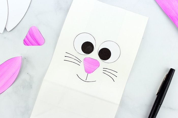 Osterhase aus Papiertüte selber machen, einfache Bastelidee für Kleinkinder zu Ostern 