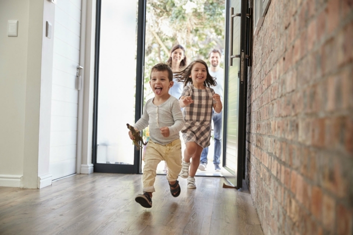 Die Kinder gehen in dem neuen Haus, die beiden sind so glücklich, Hausfinanzierung