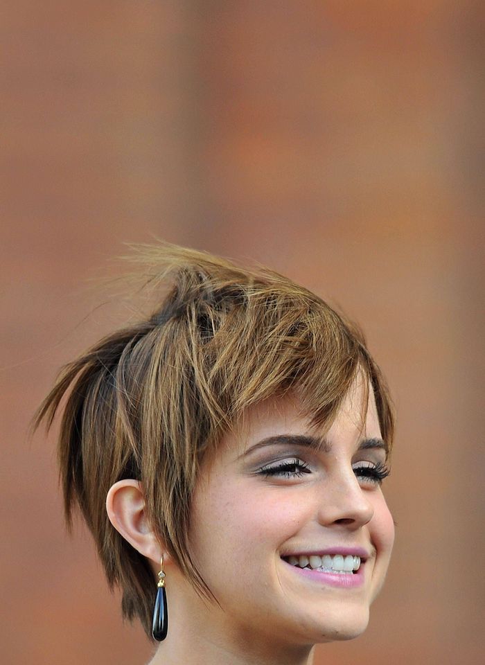 Emma Watson Haarstyle, Pixie Cut mit geradem Pony, Haarfarbe Balayage, Smokey Eyes und rosa Lippenstift