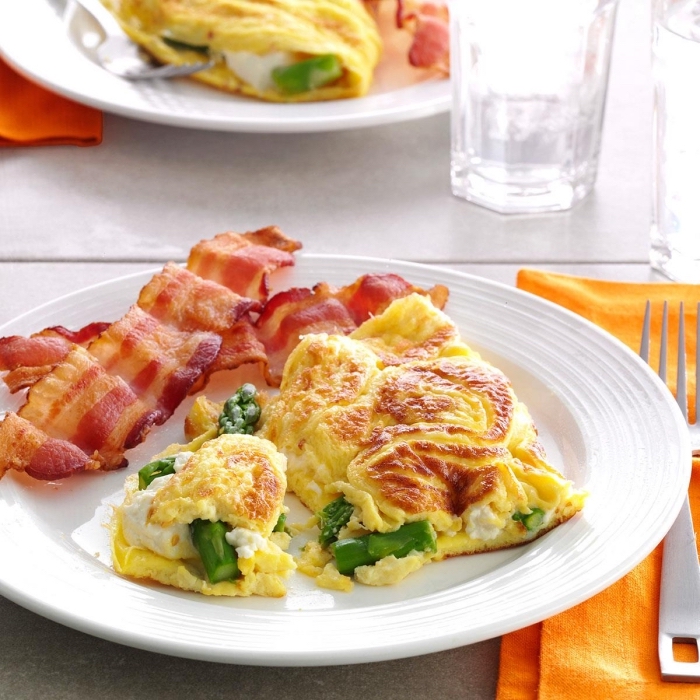 low carb frühstück, omelette mit spargeln, frischkäse und bacon, gesund frühstücken, abnehemen