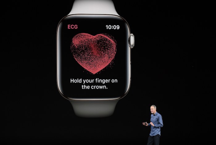 apple watch mit einer ekg funktion und mit einem schwarzen bildschirm mit einem großen roten herzen