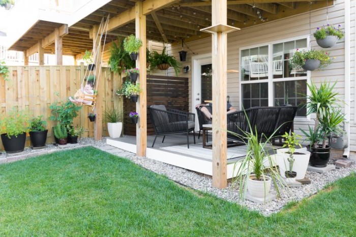 Gartenhaus modern mit einem Schaukel für das Kind, Gras und Veranda, viel Deko