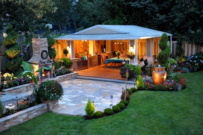 Gartenhaus groß mit offener Optik, Garten Gras, grünes Design, Beleuchtung stilvoll am Abend