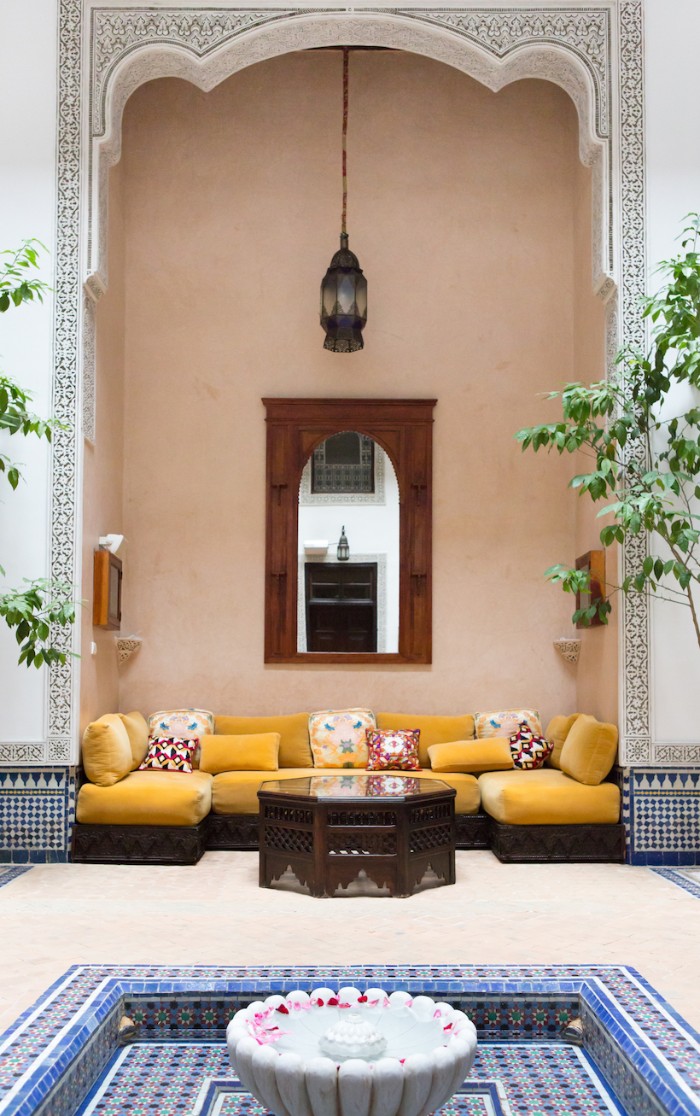 gartenhaus in marokko, gelb und blau interieur, gelbes sofa mit viel sitzkissen