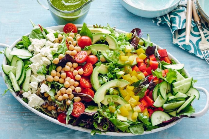 rezepte zum abnehmen, goßem vitaminen salat mit kichererbse, cherry tomaten und paprika, gesund essen