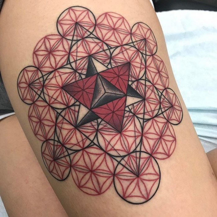 tribal tattoo ideen, geometrisches tattoo, dreiecke und kreisen in einer besonderen gestaltung, schwarz rote tattoos