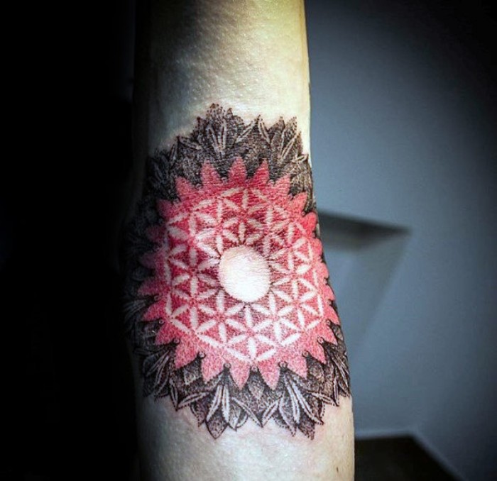 schwarz rotes tribal tattoo design, rote lebensblume im zentrum eine leerstelle und schwarze dekos rund herum