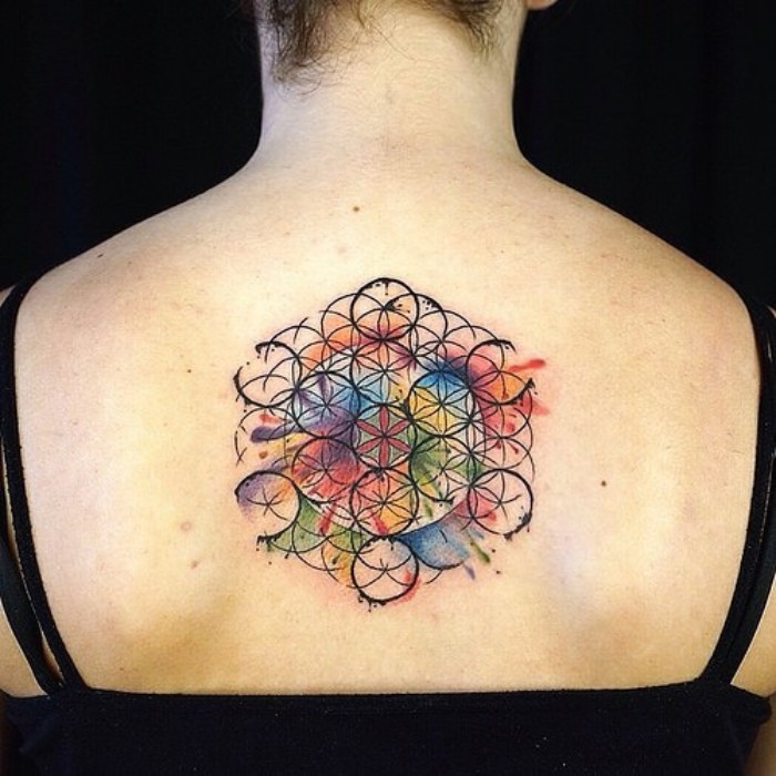 rücken tattoo idee mit farben, buntes tattoo design für frauen, farbenfrohes bild, symbol für lebensfreude