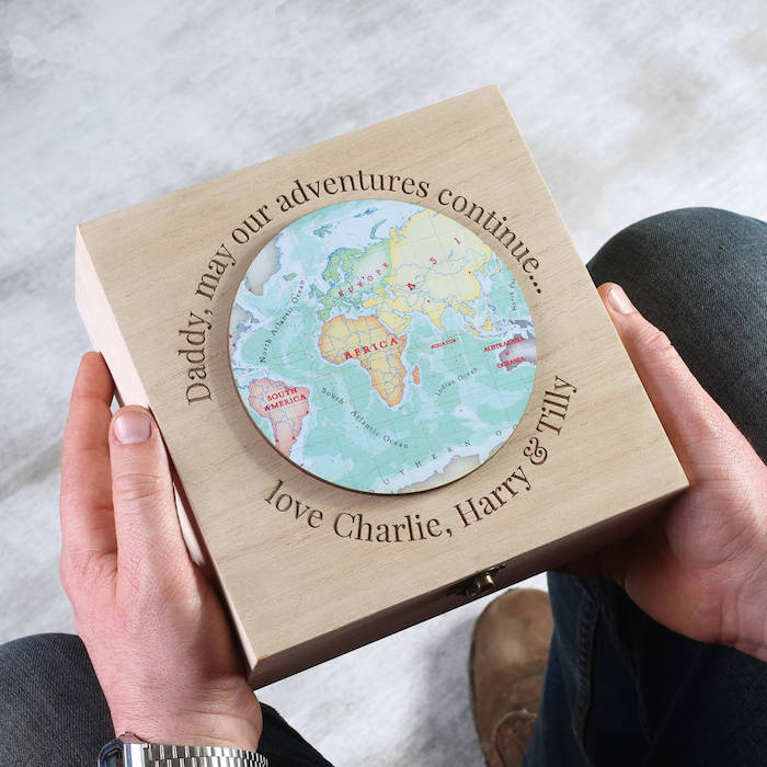 Geschenkidee zum Vatertag, Holzkiste mit Weltkarte, personalisiertes Geschenk mit Gravur 