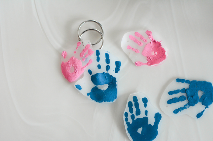 Selbstgemachten Schlüsselanhänger mit Handabdrücken zum Vatertag schenken 