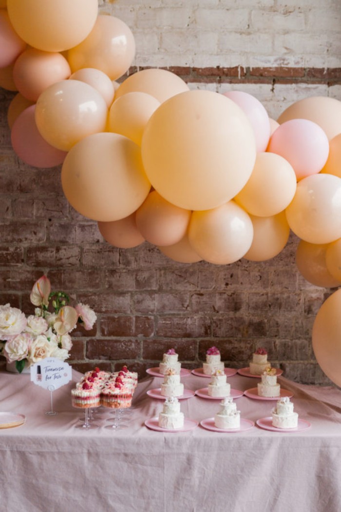 jogurette deko ideen und kleine törtchen für jeden auf einer party, balloons deko, frische weiße rosen, kleinen kuchen oder cheesecakes