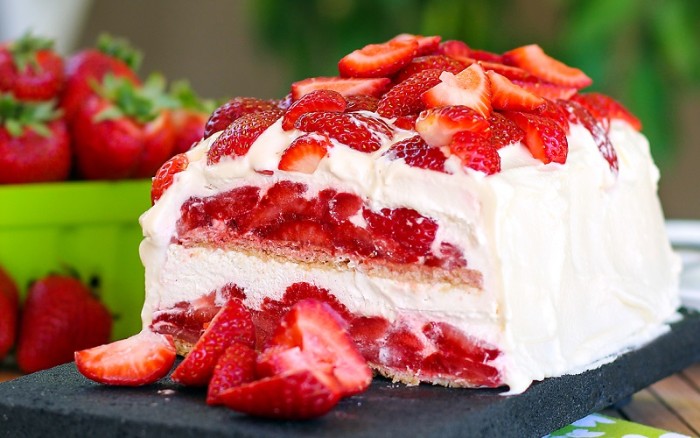 joghurette torte mit sahne joghurt creme, erdbeeren frisch und dünne schichten kuchen zwischen den schichten