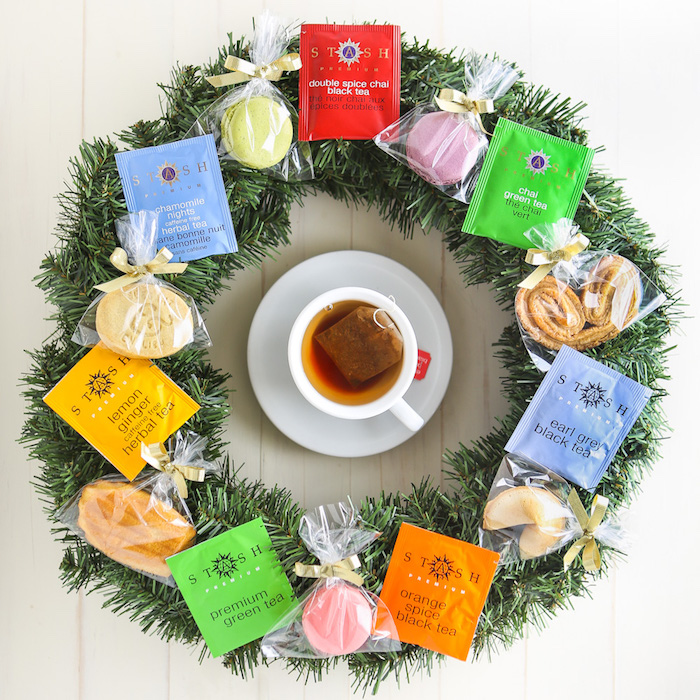 Weihnachtskranz dekoriert mit Teebeuteln und Keksen, Geschenkidee für Teeliebhaber 