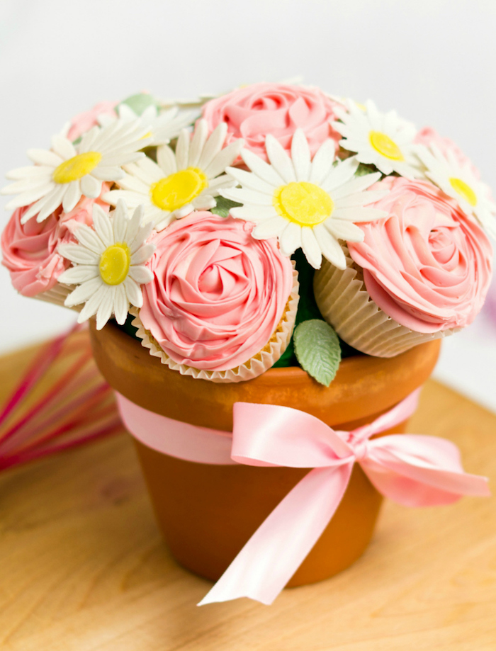 DIY Geschenkidee zum Muttertag, Cupcakes und Deko Blumen in Blumentopf, mit rosa Schleife 