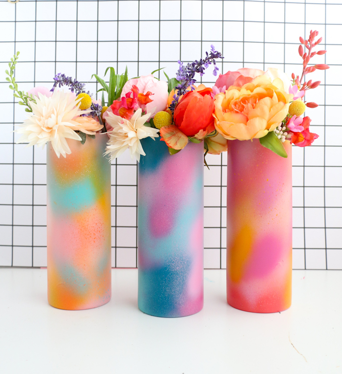 Ombre Vasen selber machen, mit bunten Spays besprühen, DIY Geschenk zum Muttertag 