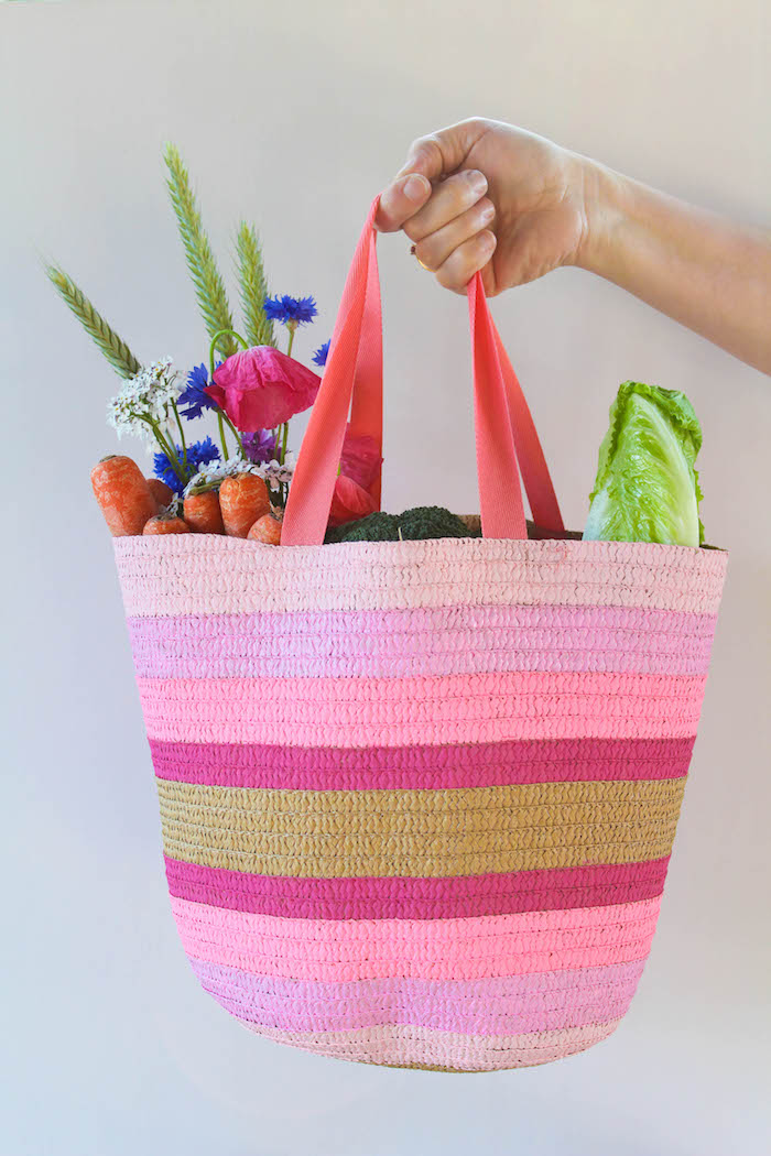 Einkaufstasche selbst bemalen, mit Stoffmalfarben, in Rosa Nuancen, DIY Geschenk zum Muttertag 
