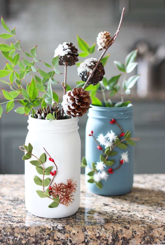 Kleine Vasen aus Einmachgläsern selber machen, mit Acrylfarbe bemalen, mit Blüten und Zweigen dekorieren 
