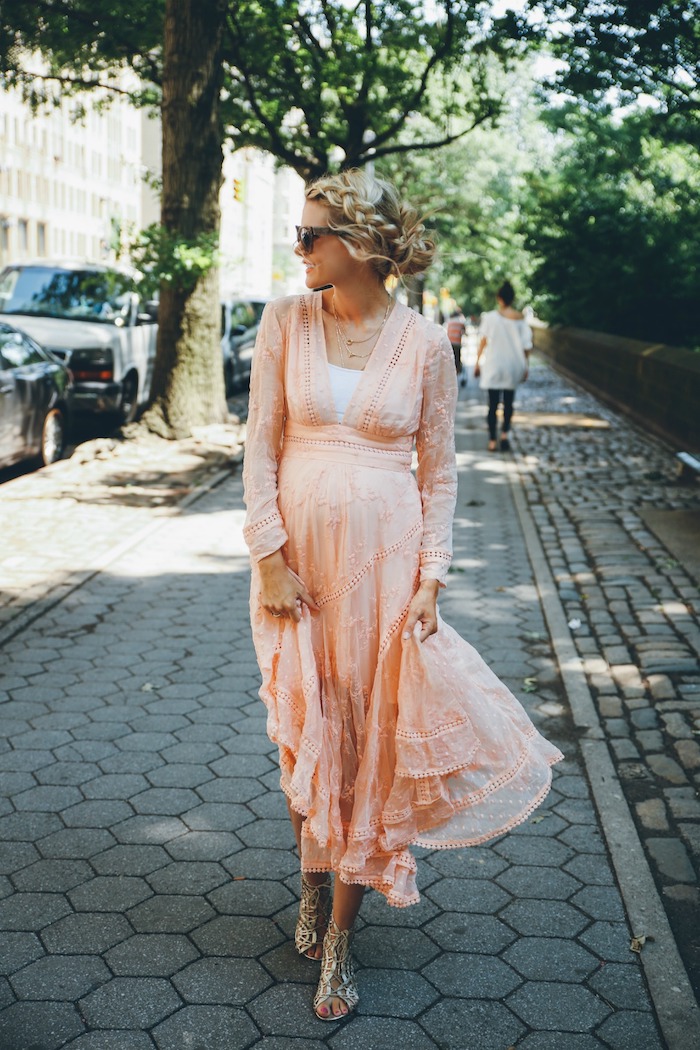 Elegantes Sommerkleid in Zartrosa für Schwangere mit langen Ärmeln, lässige Flechtfrisur 
