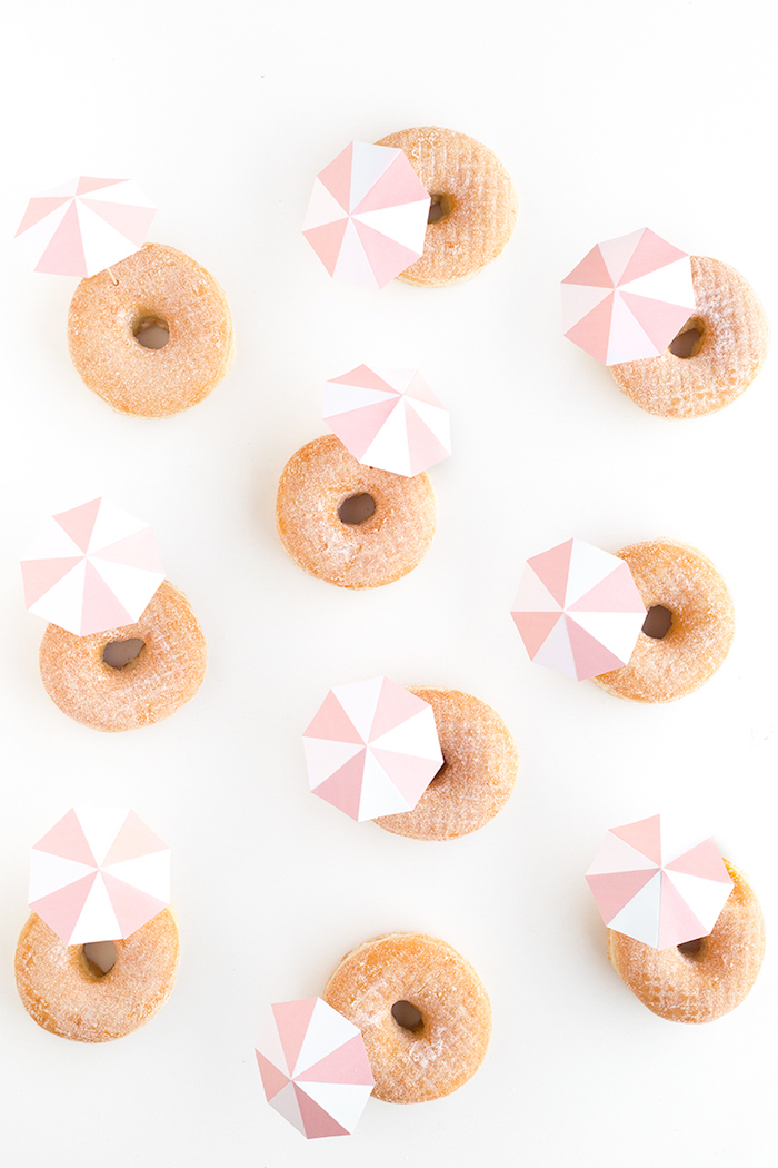Ideen für Partyessen für Junggesellinnenabschied, Mini Donuts mit Schirmen 
