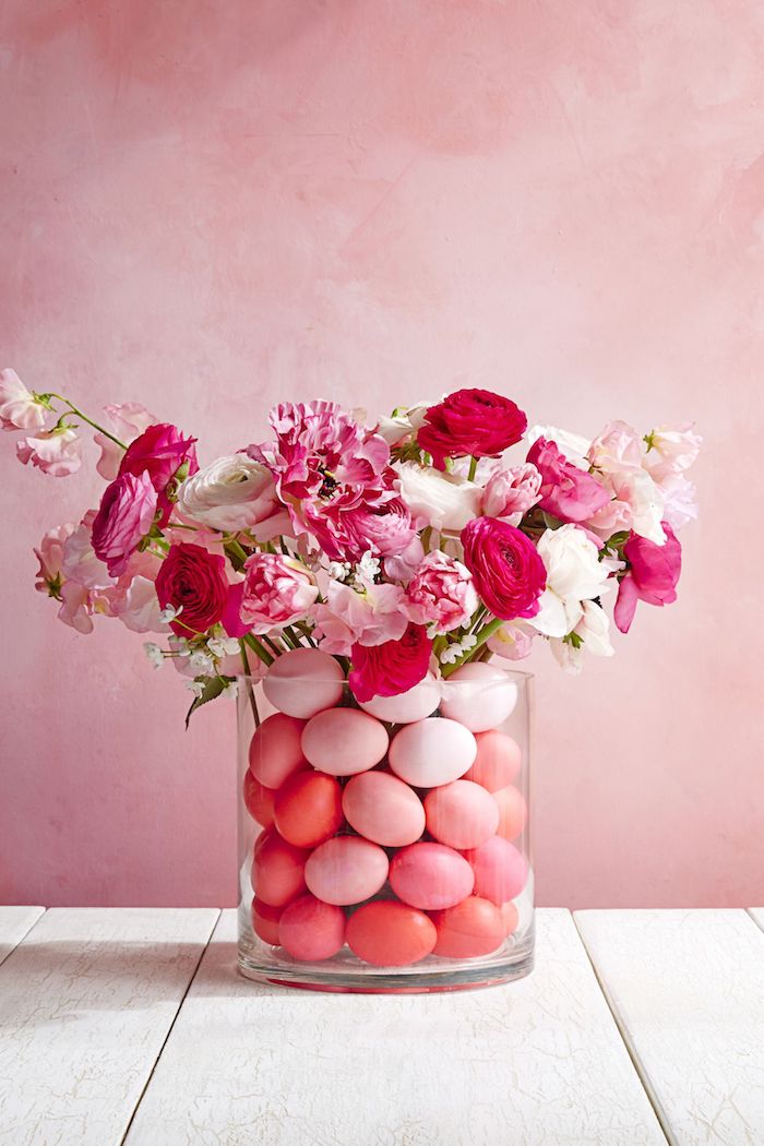 Schöne Idee für DIY Osterdeko, Ostereier und Frühlingsblumen in durchsichtige Vase füllen, Deko in Rosa