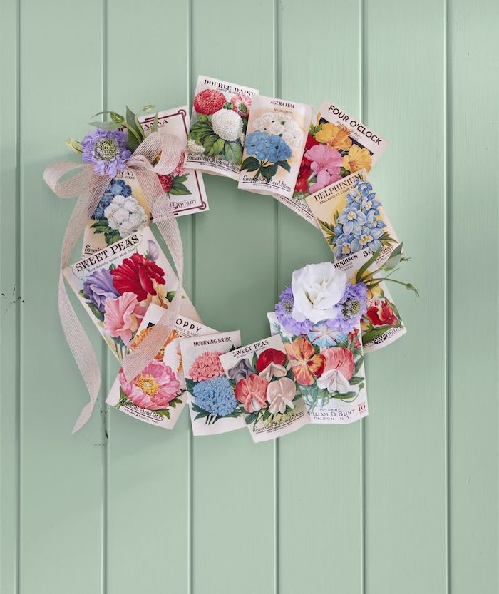 Osterkranz selber machen aus Grußkarten mit Blumenmotiven, lila und weiße echte Blüten 