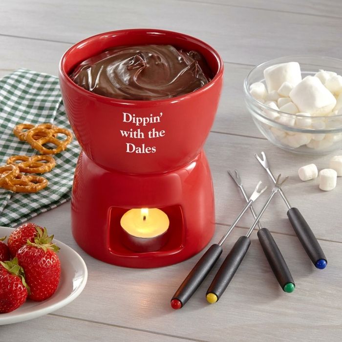 kreatives geschenk für freund, marschmellow in schokolade gießen, erdbeeren, fondue