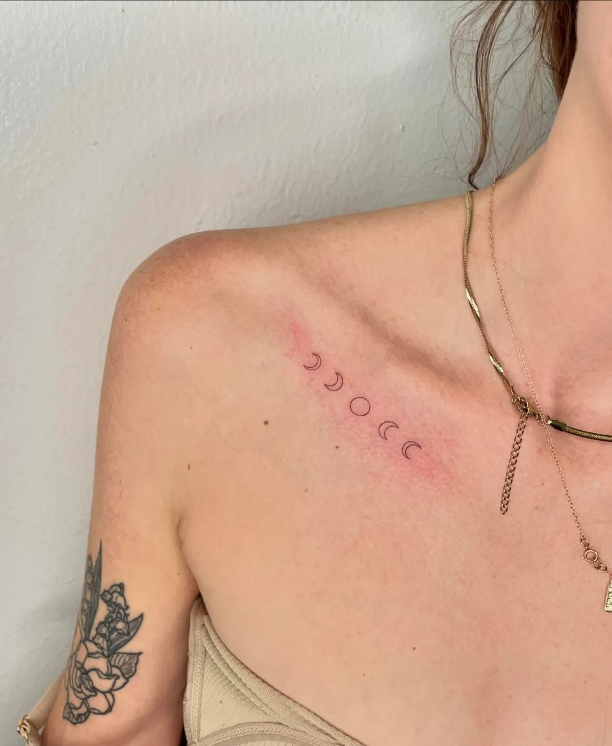 brust tattoo frau mond phasen minimalistisches design