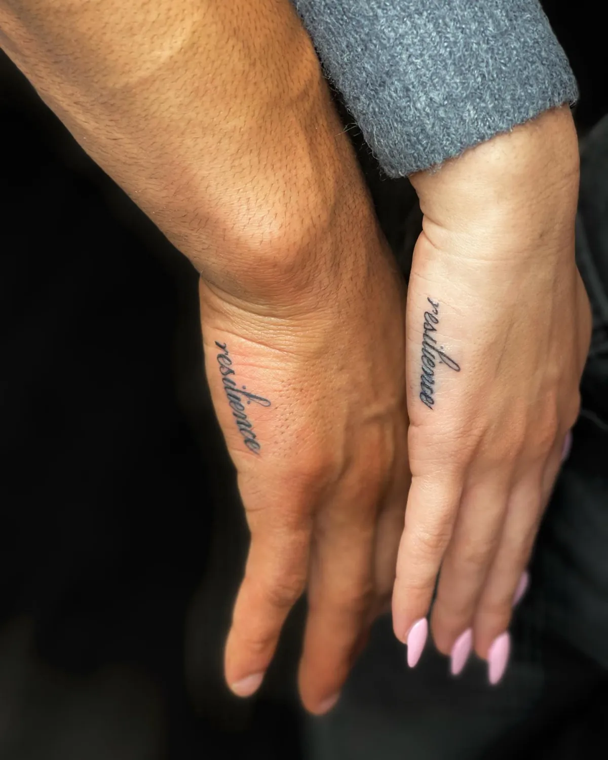 coole geschwister tattoos mit schriftzug an der handseite