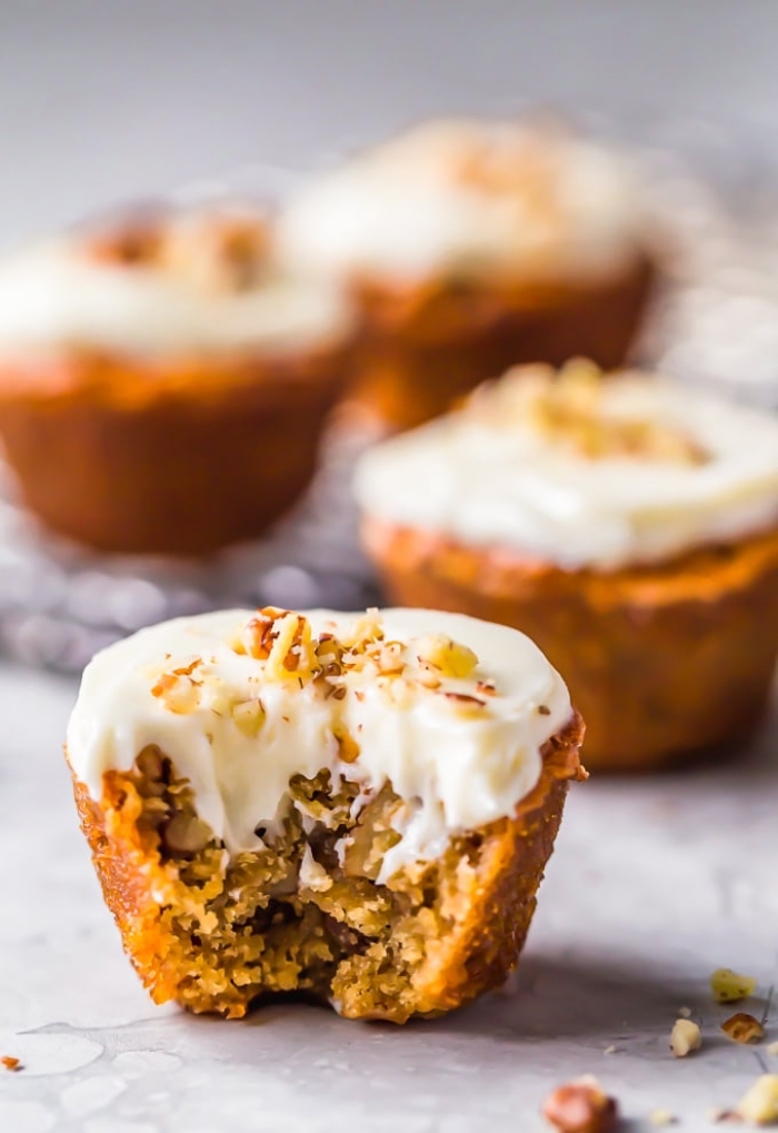 cupcakes rezepte einfach, muffins mit kprbis und pekannüssen garniert mit weißer creme