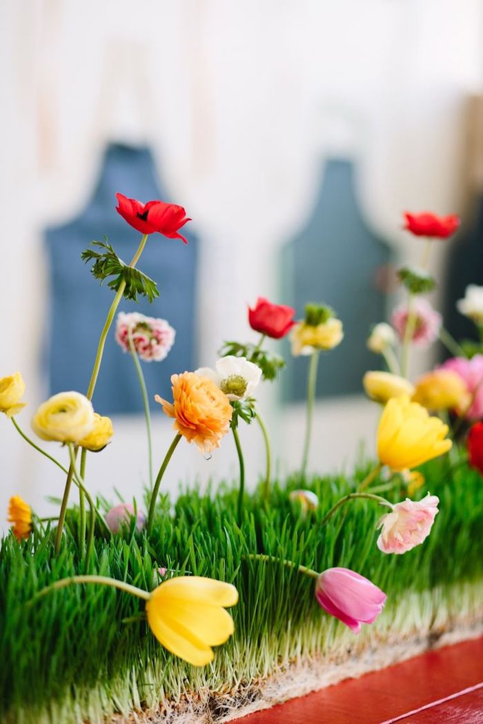 Farbenfrohe Tischdeko für Ostern, echte Tulpen und Ranunkeln für Frühlingsstimmung 