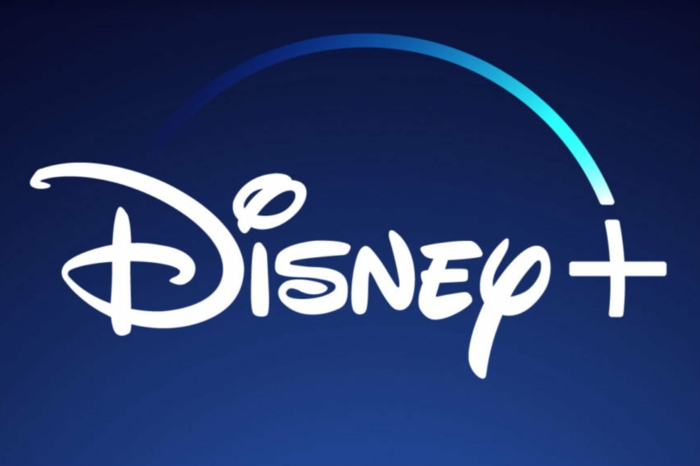 ein blauer Hintergrund mit dem Logo von Disney+ mit weißen Buchstaben geschrieben