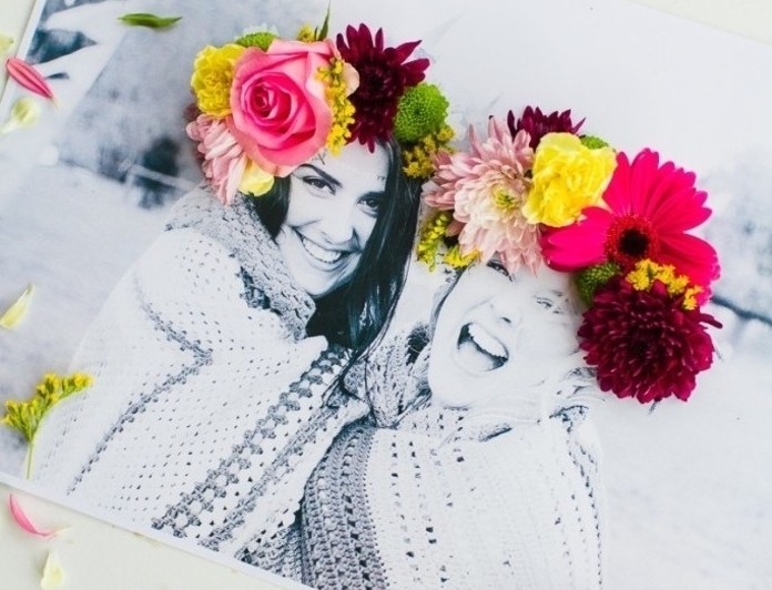 geburtstagsgeschenk ideen yum inspirieren und nachmachen, zwei freundinnen auf einem schwarz weißen foto mit blumen in den köpfen, bunte deko von einem foto