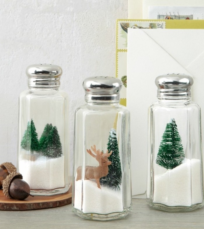 geschenk für freund selber machen, glaskugel salz und darin weihnachtsbäume und elch, weihnachtsgeschenke