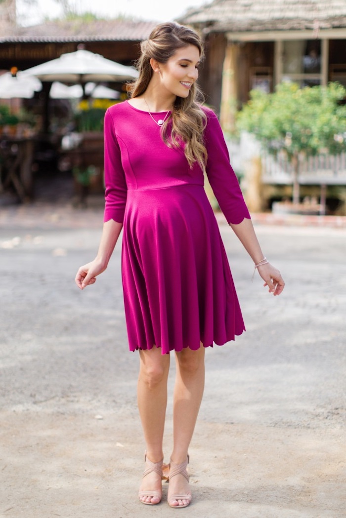 Festliches Umstandskleid in Violett, Sommermode für Schwangere in fröhlichen Farben 