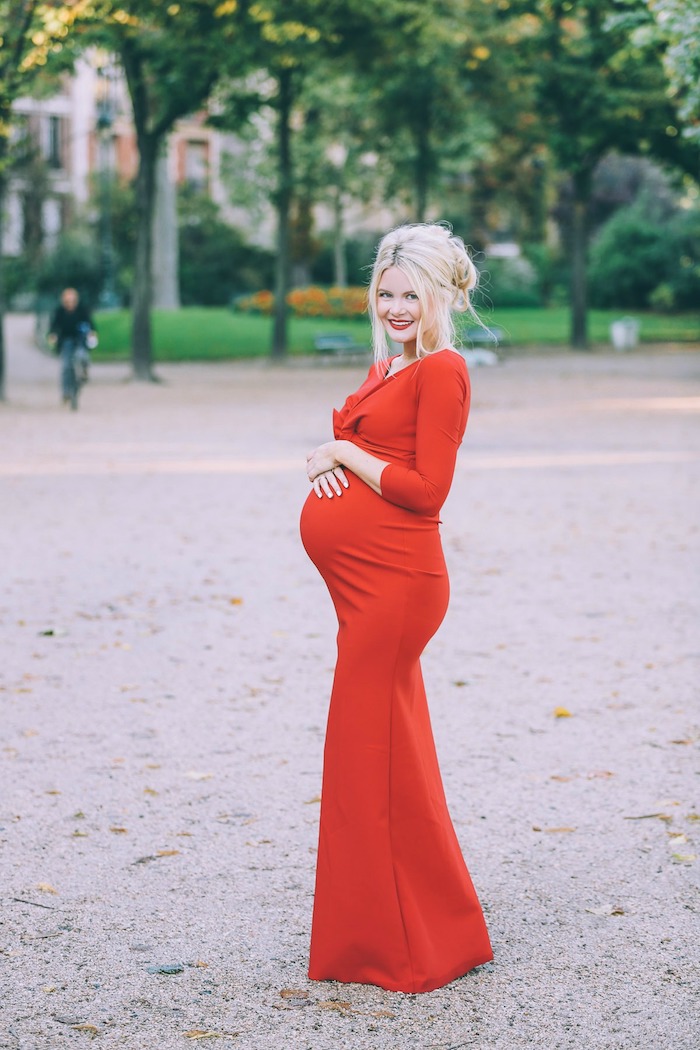 Langes rotes Abendkleid für Schwangere mit langen Ärmeln, lässige Hochsteckfrisur, lange blonde Haare