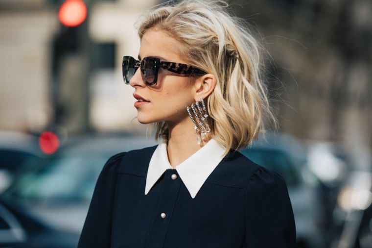 frisuren bob, eine moderne junge frau mit blonden haaren, großen ohrringen und sonnenbrille
