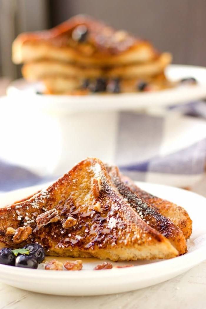 frühstücksbuffet selbst gemacht, french toast mit honig und blaubeeren, einfaches frühstück