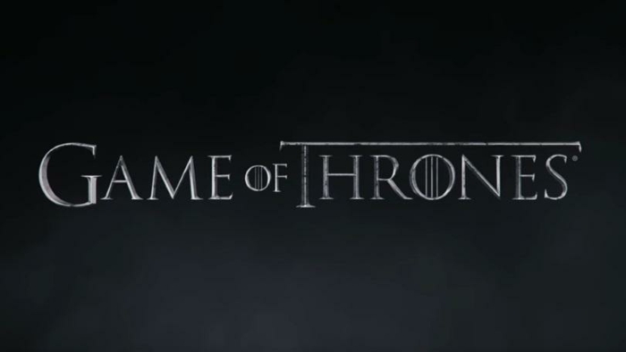 das Logo von Game of Thrones, schwarzer Hintergrund mit weißem Buchstaben, Game of Thrones Premiere