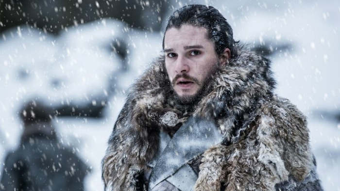 Jon Schnee bei dem Game of Thrones Premiere unter dem Schnee mit einem Pelzmantel