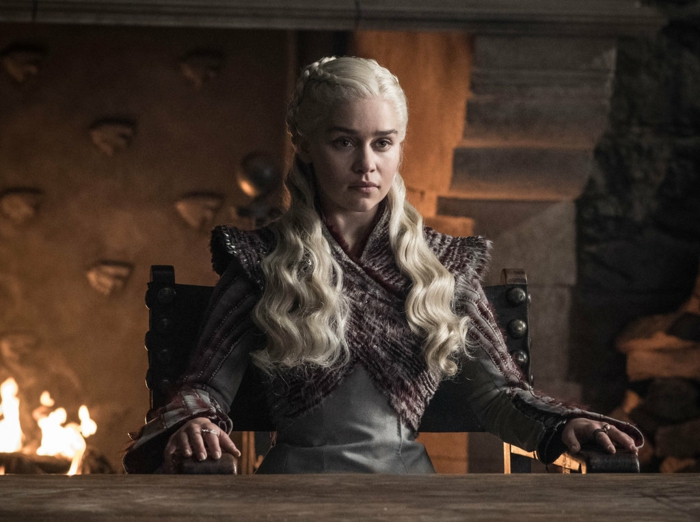 die Drachenkönigin sitzt auf einem Stuhl, etwas aus der zweiten Episode von Game of Thrones