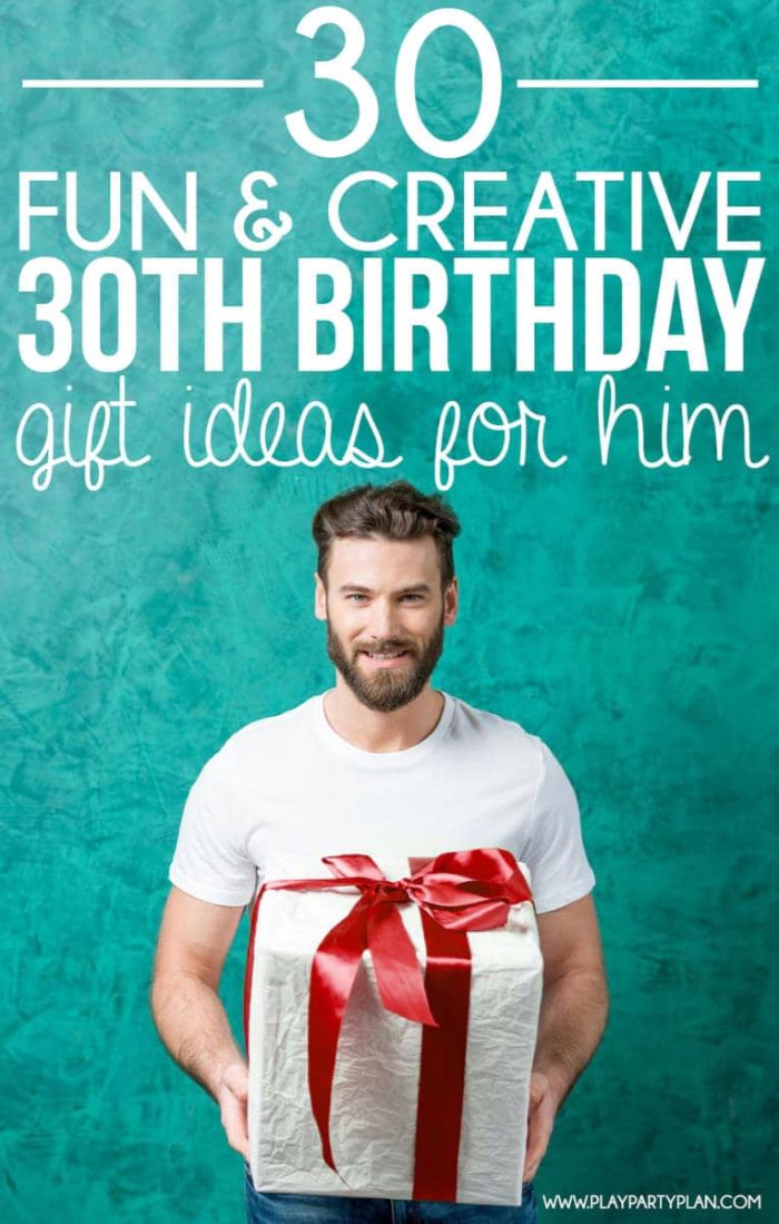 geschenke für den freund, geschenk idee zum 30 geburtstag, ein mann mit weißem shirt hält ein großes paket mit roter schleife